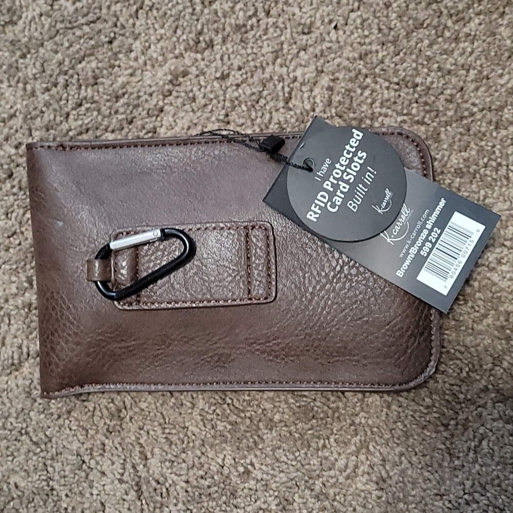 Detachable cross body purse